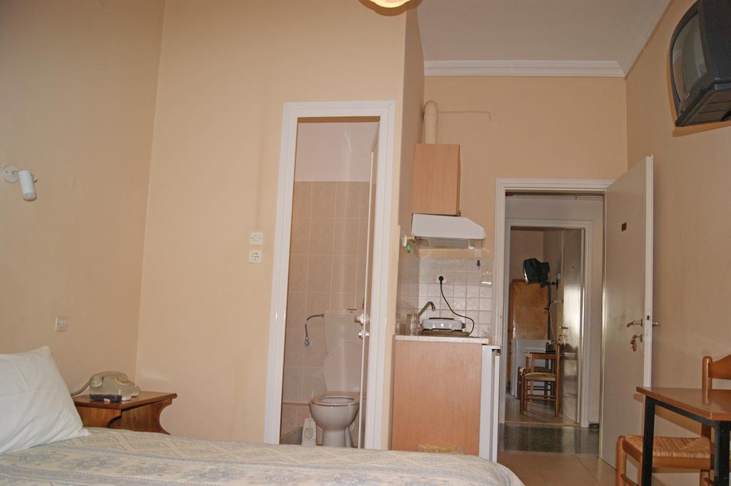 Foivos Hotell Loutra Aidhipsou Exteriör bild